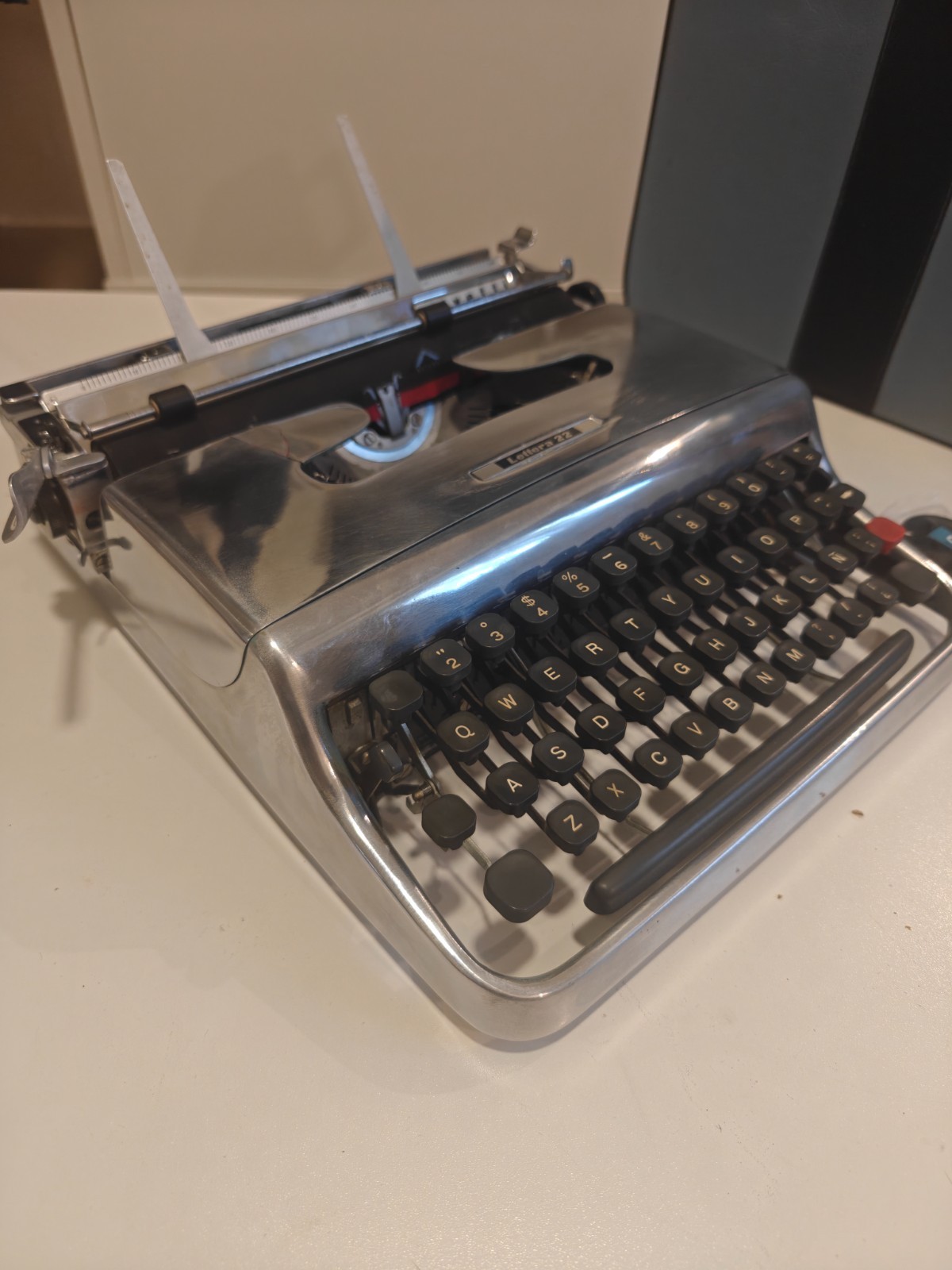 SILVER MCM. OLIVETTI LETTERA 22 TYPEWRITER . MOMA. SPANISH Ñ. ELITE FONT 7. 1965 SILVER MCM. OLIVETTI LETTERA 22 TYPEWRITER . MOMA. SPANISH Ñ. ELITE FONT 7. 1965