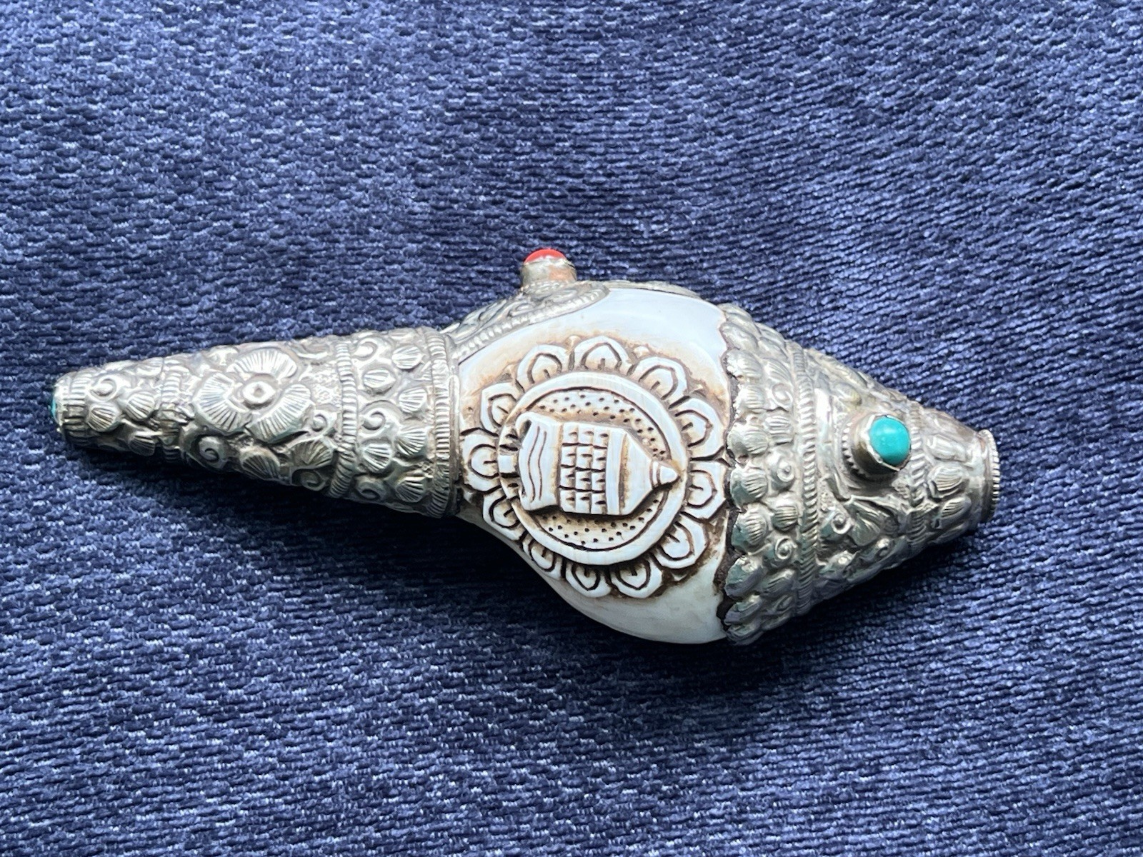 Ancient Tibetan Buddhist Silver‑Mounted Ritual Dung Dkar (Conch) – Qing Dynasty Ancient Tibetan Buddhist Silver‑Mounted Ritual Dung Dkar (Conch) – Qing Dynasty