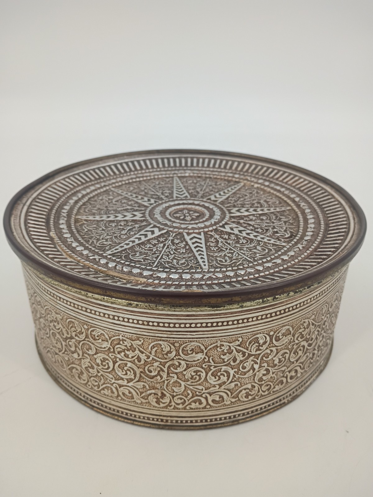 Vtg Smith Crafted Chicago Tin Embossed Starburst Round Metal Box Art Deco 7 Inch Vtg Smith Crafted Chicago Tin Embossed Starburst Round Metal Box Art Deco 7 Inch