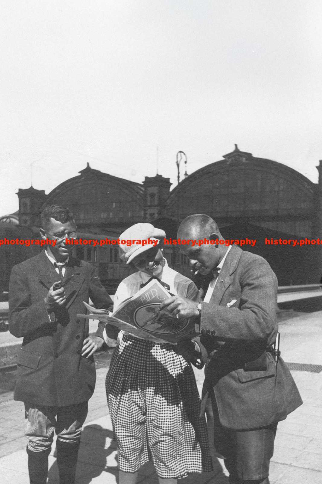 F020182 Munich main train station Sport im Bild newspaper in hands of a man Muni F020182 Munich main train station Sport im Bild newspaper in hands of a man Muni