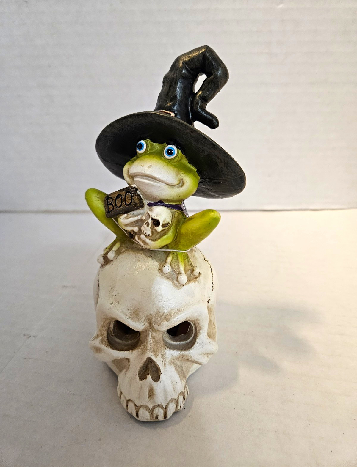 Halloween Frog Witch Hat Figurine on Skull w/ BOO Sign Battery-Operated Light Halloween Frog Witch Hat Figurine on Skull w/ BOO Sign Battery-Operated Light