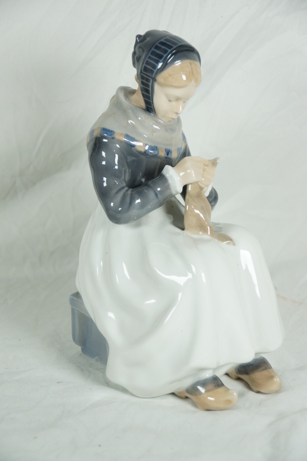 VINTAGE 1966 ROYAL COPENHAGEN FIGURINE 'WOMAN KNITTING' L.BENTER #1317 9"H VINTAGE 1966 ROYAL COPENHAGEN FIGURINE 'WOMAN KNITTING' L.BENTER #1317 9"H