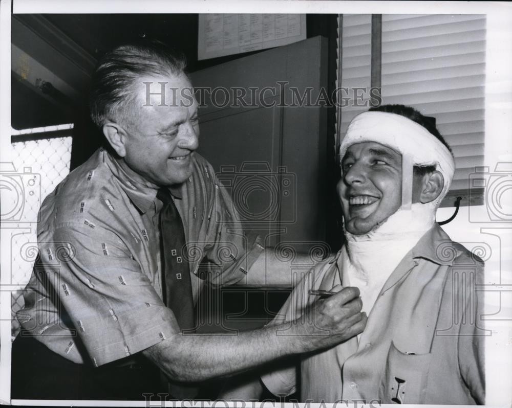 1955 Press Photo Cubs pitcher Paul Minner has cast signed by Wid Matthews 1955 Press Photo Cubs pitcher Paul Minner has cast signed by Wid Matthews