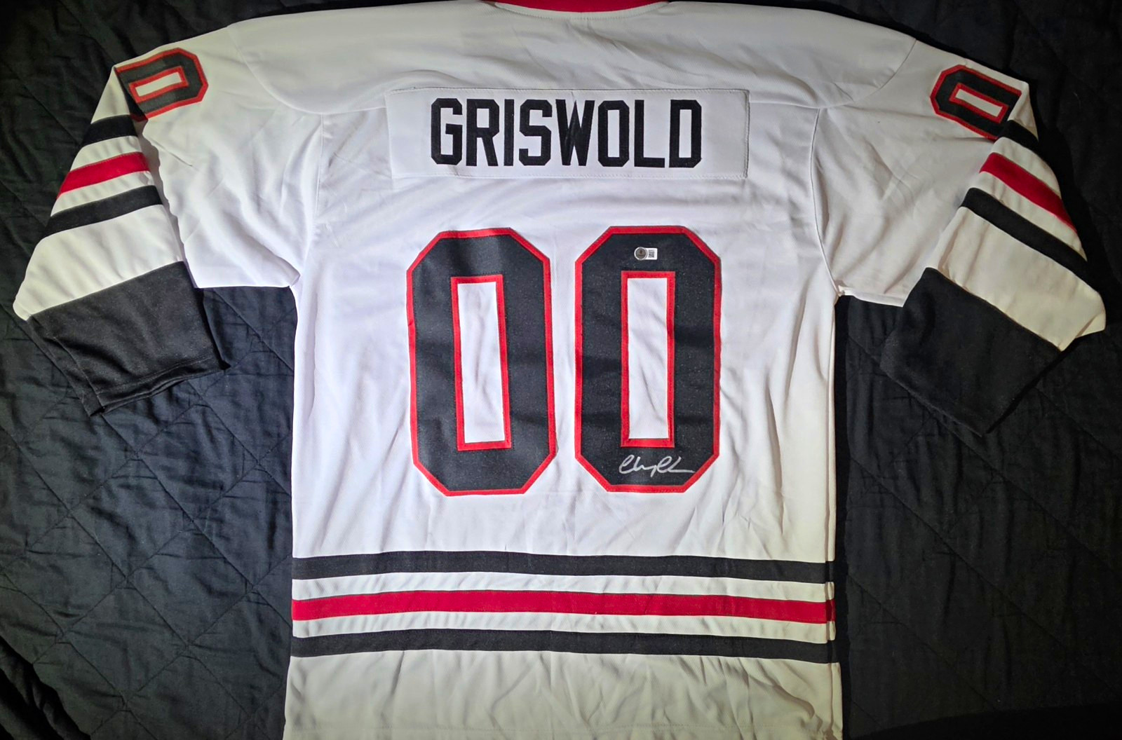 Chevy Chase Signed "Griswold 00" Christmas Vacation Hockey Jersey - Beckett Cert Chevy Chase Signed "Griswold 00" Christmas Vacation Hockey Jersey - Beckett Cert