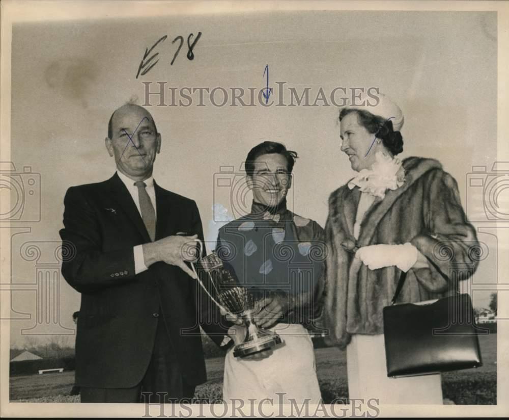 1965 Press Photo Jockey Bobby Ussery wins trophy - noo78168 1965 Press Photo Jockey Bobby Ussery wins trophy - noo78168
