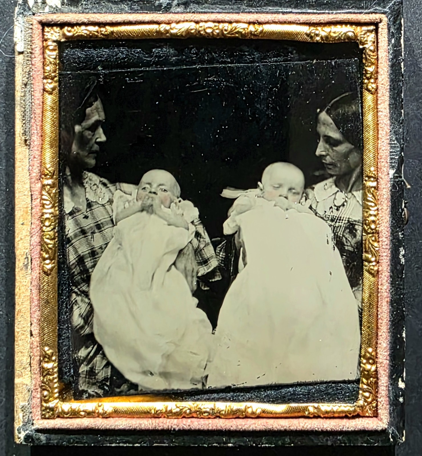 RARE VICTORIAN AMBROTYPE SIXTH PLATE 2 MOTHERS & 2 BABIES 1850s / 60s