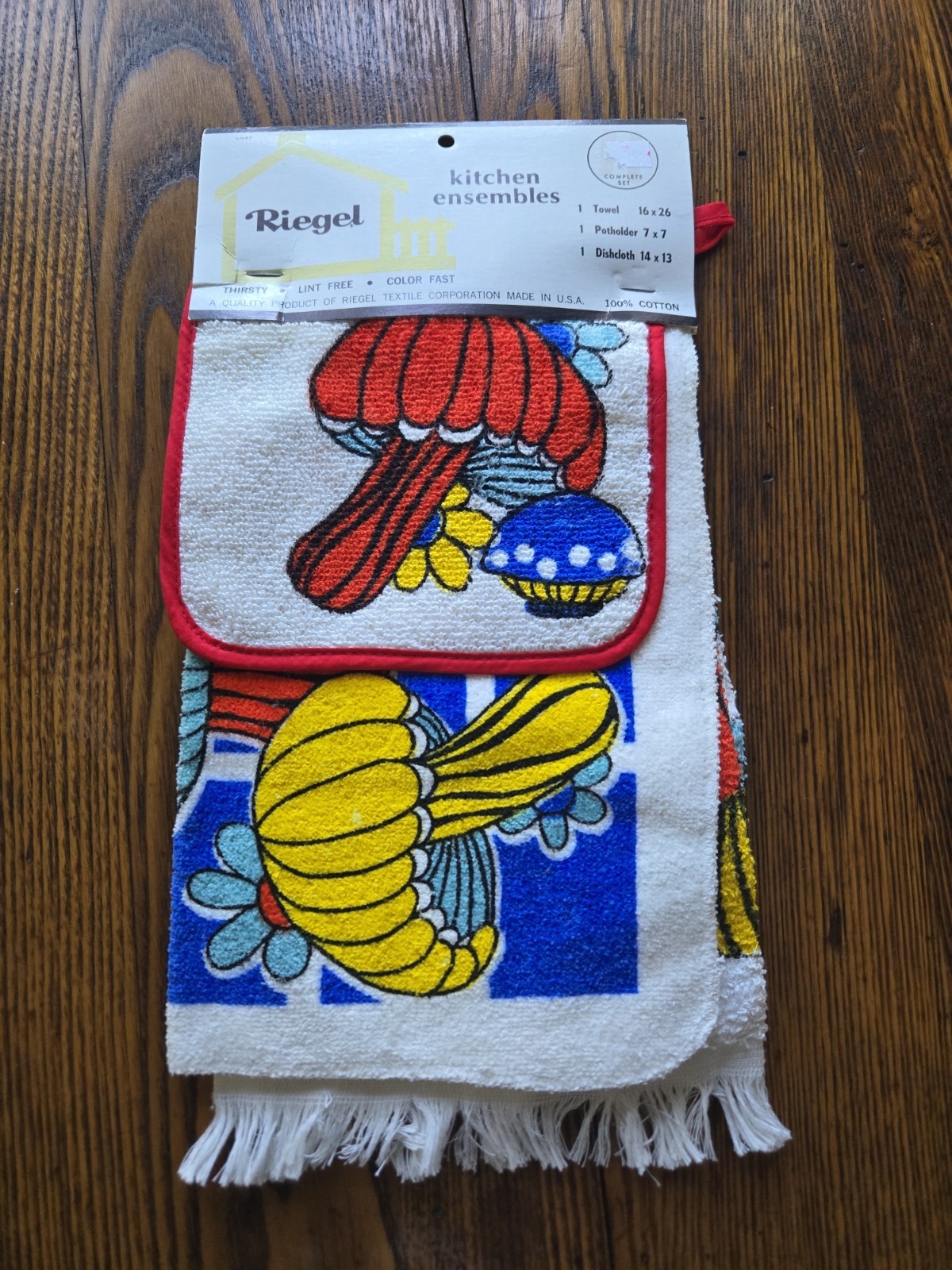 Vintage 70s Riegel MUSHROOM red DISH TOWEL SET blue FLOWER POWER kitchen - NOS Vintage 70s Riegel MUSHROOM red DISH TOWEL SET blue FLOWER POWER kitchen - NOS