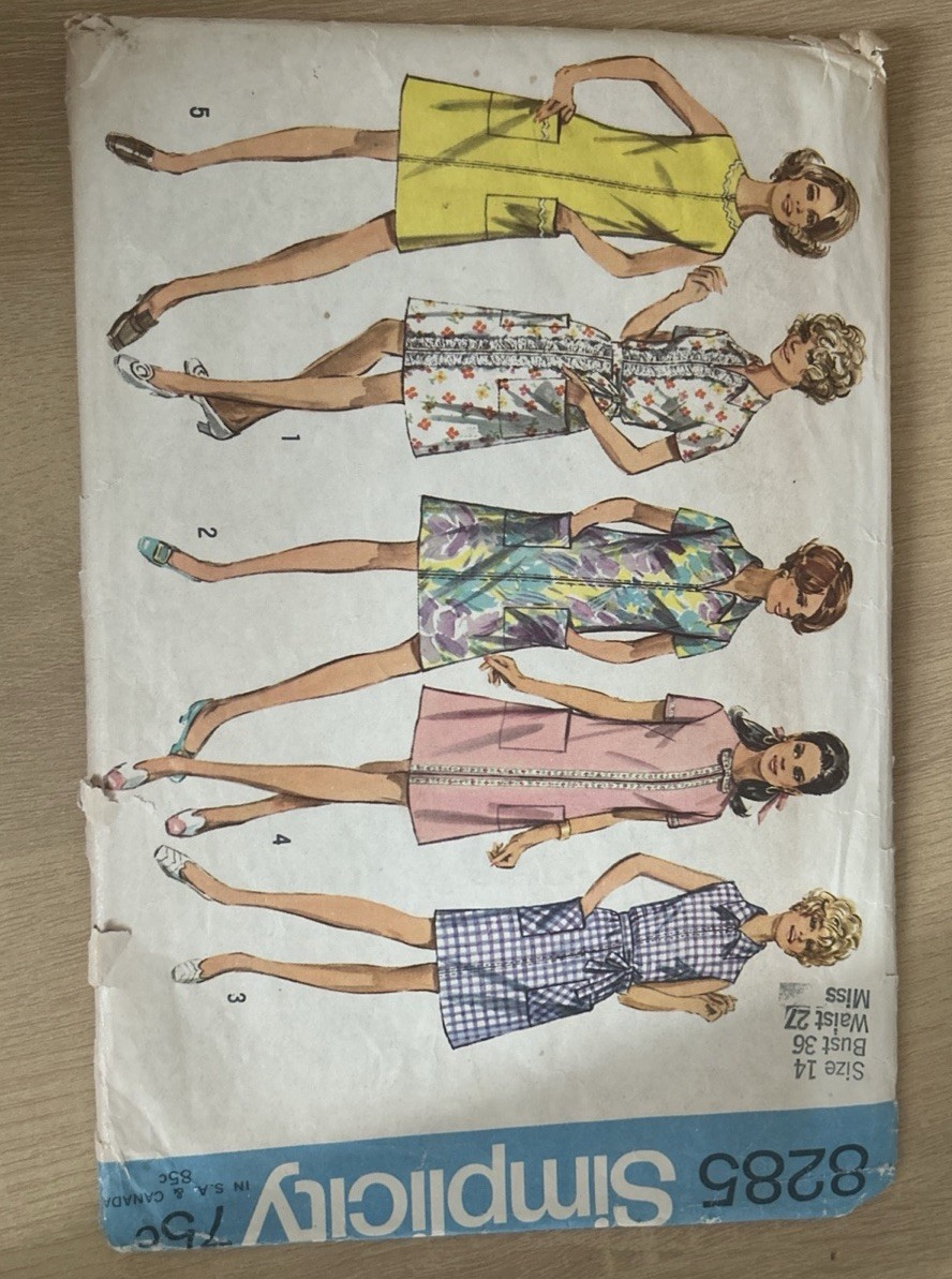 1970's Simplicity Dress Pattern 8285. Size 14. Bust 36. Waist 27. 1970's Simplicity Dress Pattern 8285. Size 14. Bust 36. Waist 27.