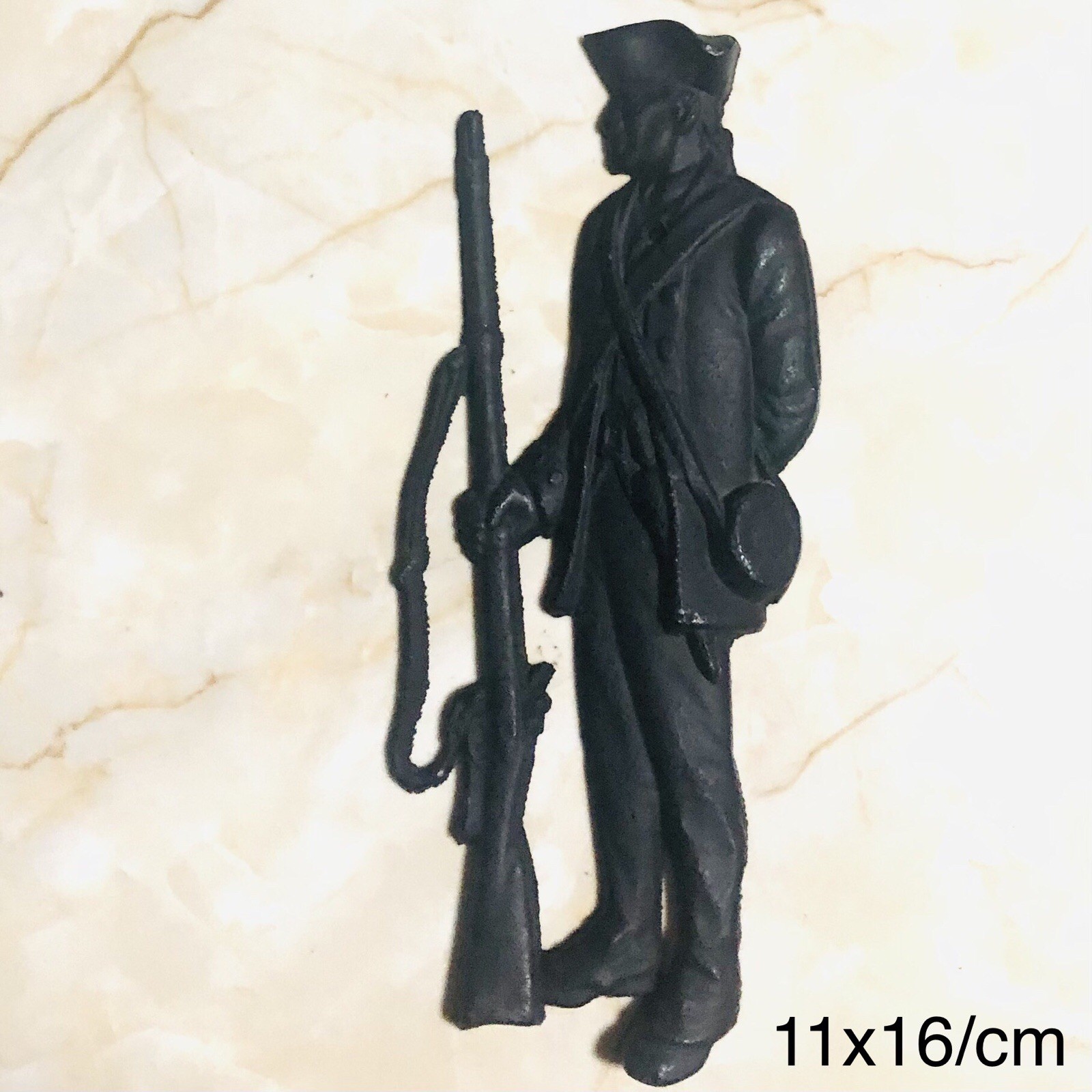Vintage colonial soldier wall plaque Vintage colonial soldier wall plaque