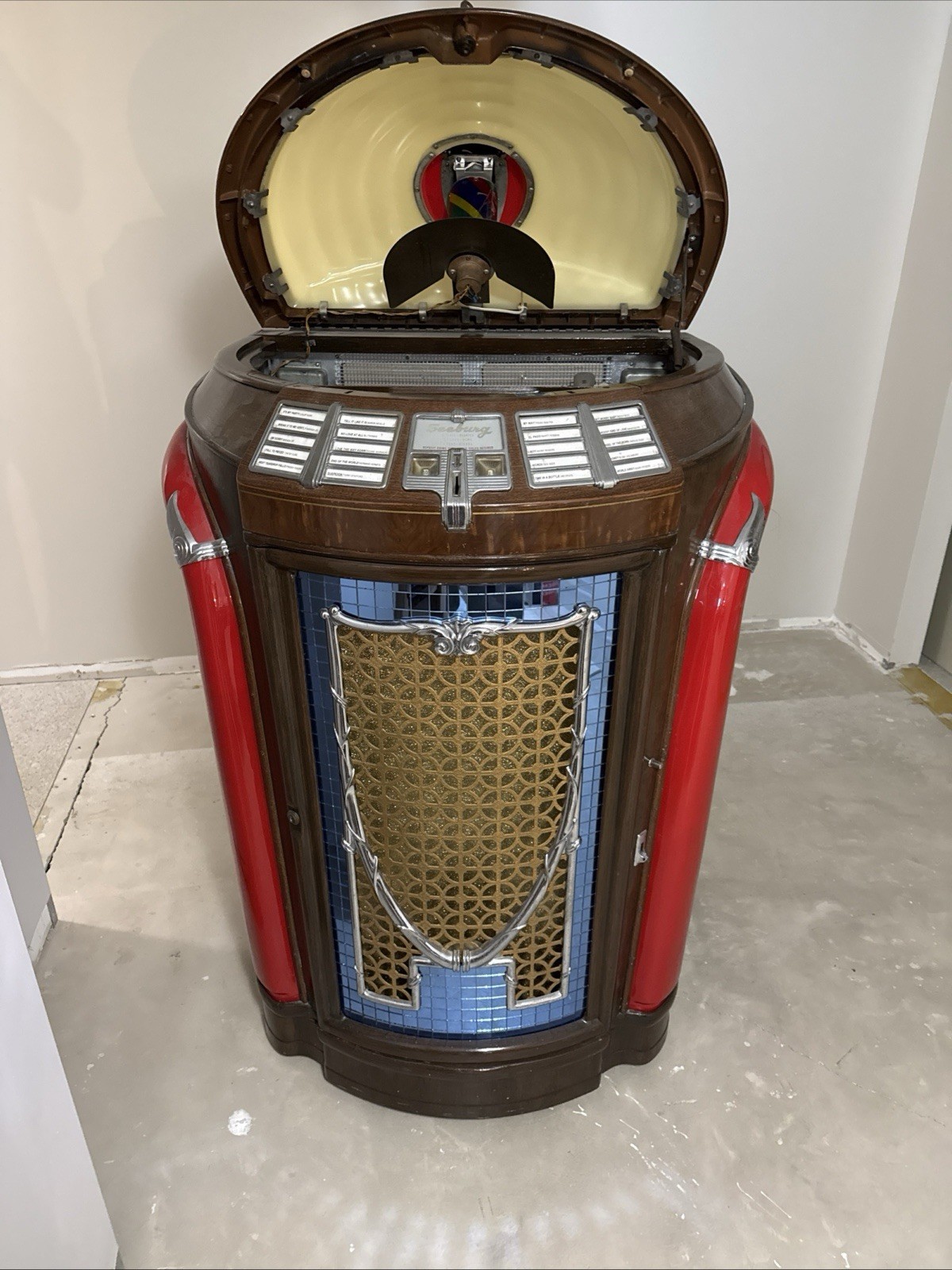 Seeburg Jukebox Vintage (IT WORKS) Seeburg Jukebox Vintage (IT WORKS)