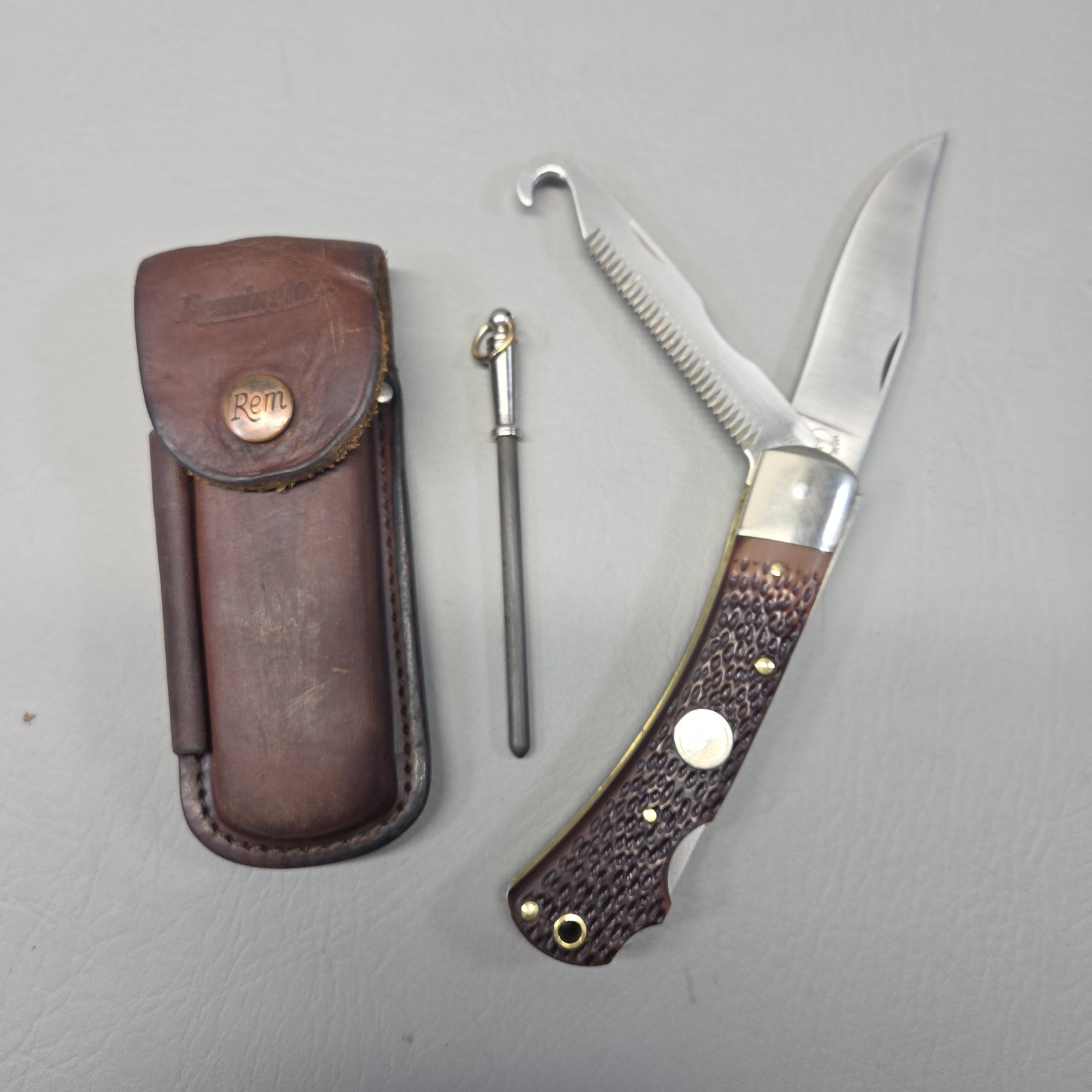 Remington UMC R3 Big Game Hunting Knife Sheath & Sharpening StickUSA 1980s READ Remington UMC R3 Big Game Hunting Knife Sheath & Sharpening StickUSA 1980s READ