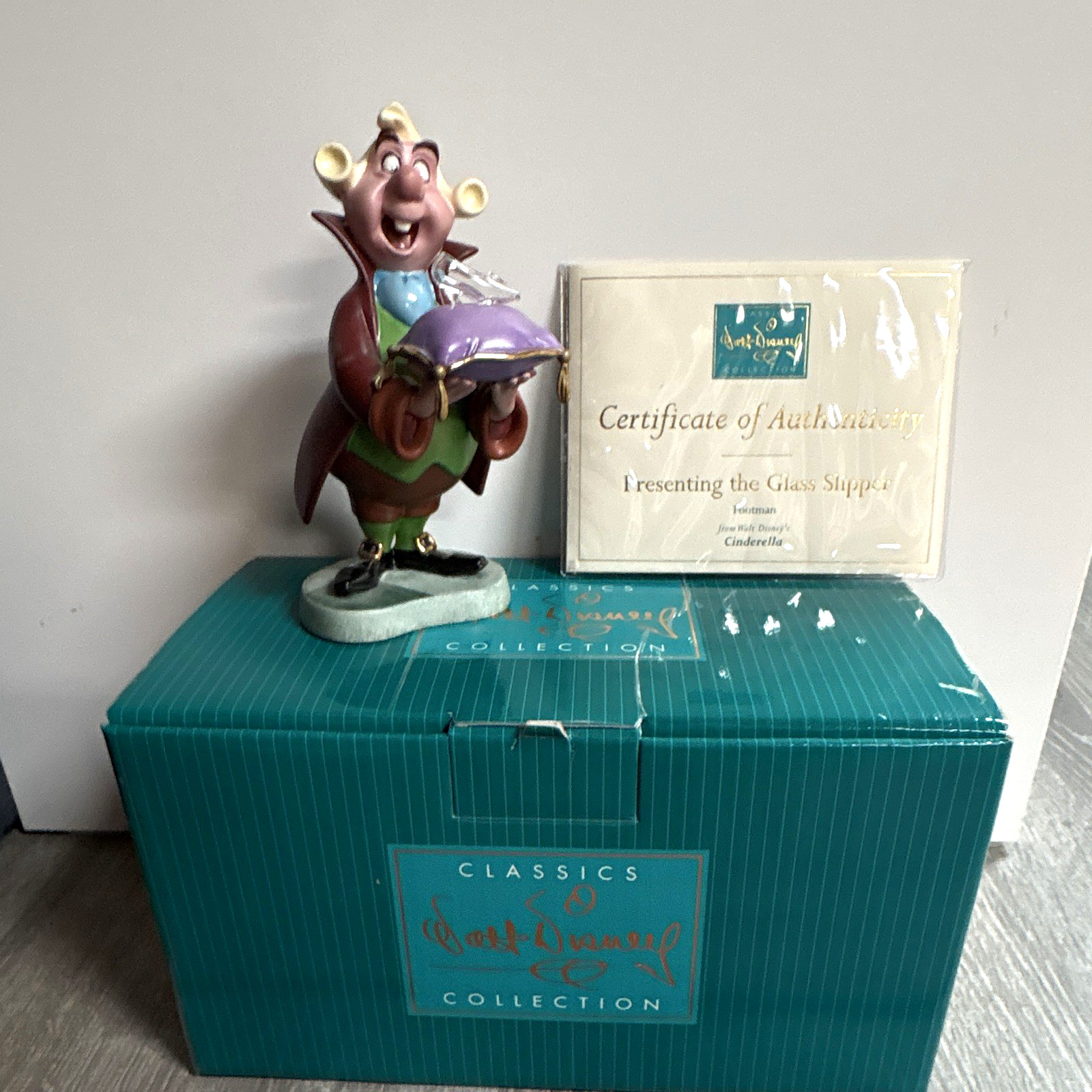 Disney WDCC Cinderella Footman Presenting the Glass Slipper Figurine 6" COA Box Disney WDCC Cinderella Footman Presenting the Glass Slipper Figurine 6" COA Box