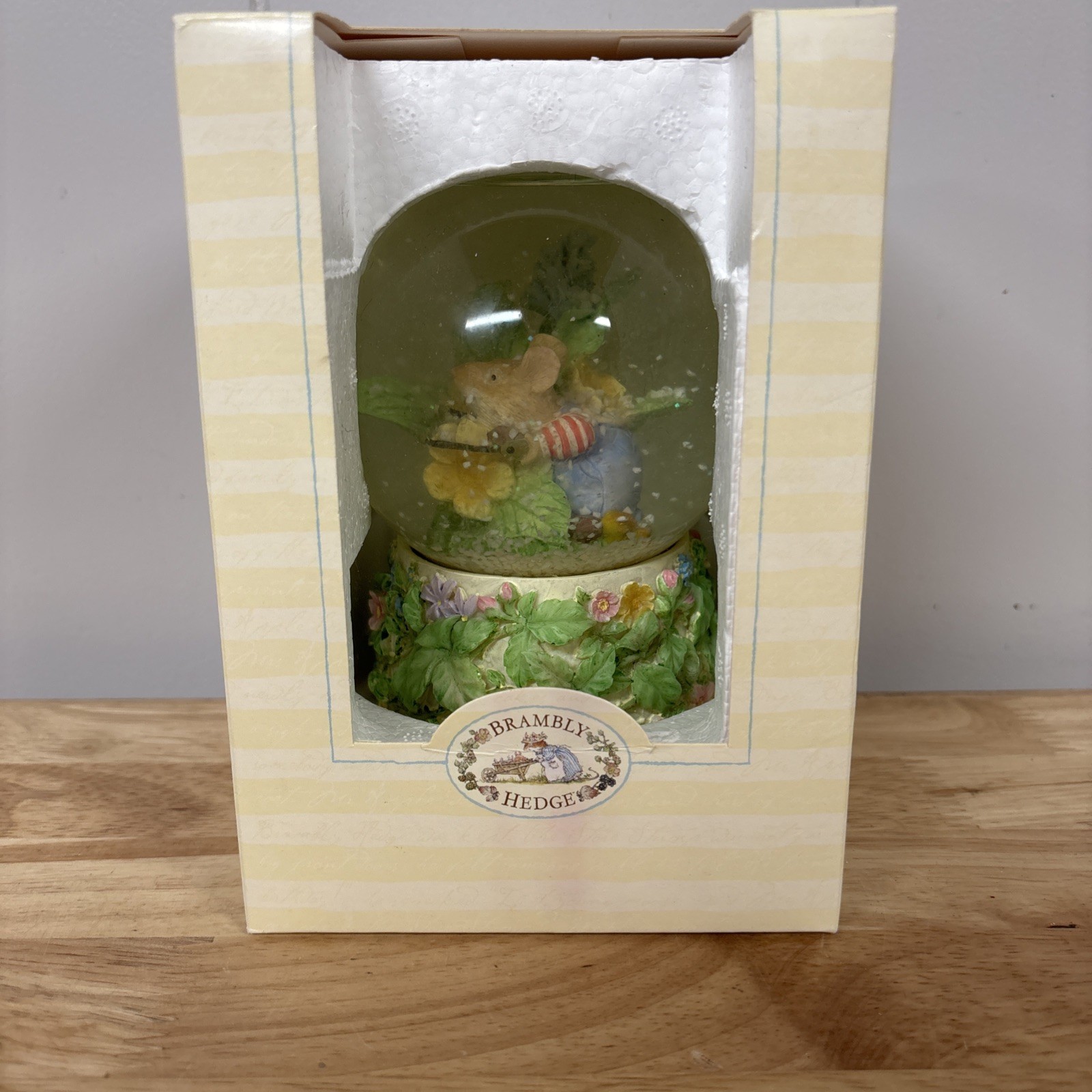 Vtg Brambly Hedge Jill Barklem 2000 Mouse Floral Snow Globe Water Globe 5" NIB Vtg Brambly Hedge Jill Barklem 2000 Mouse Floral Snow Globe Water Globe 5" NIB
