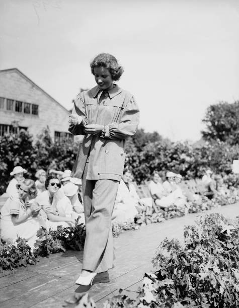 Eccentric American model singer Edith Bouvier Beale walks a catwal- Old Photo
