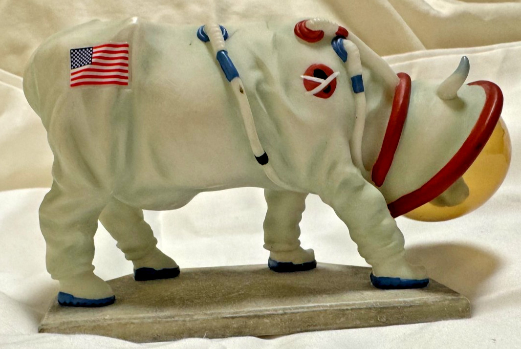 Westland 2000 Giftware Cow Parade NASA Mooooonwalk Figurine #9120 - DS31 Westland 2000 Giftware Cow Parade NASA Mooooonwalk Figurine #9120 - DS31