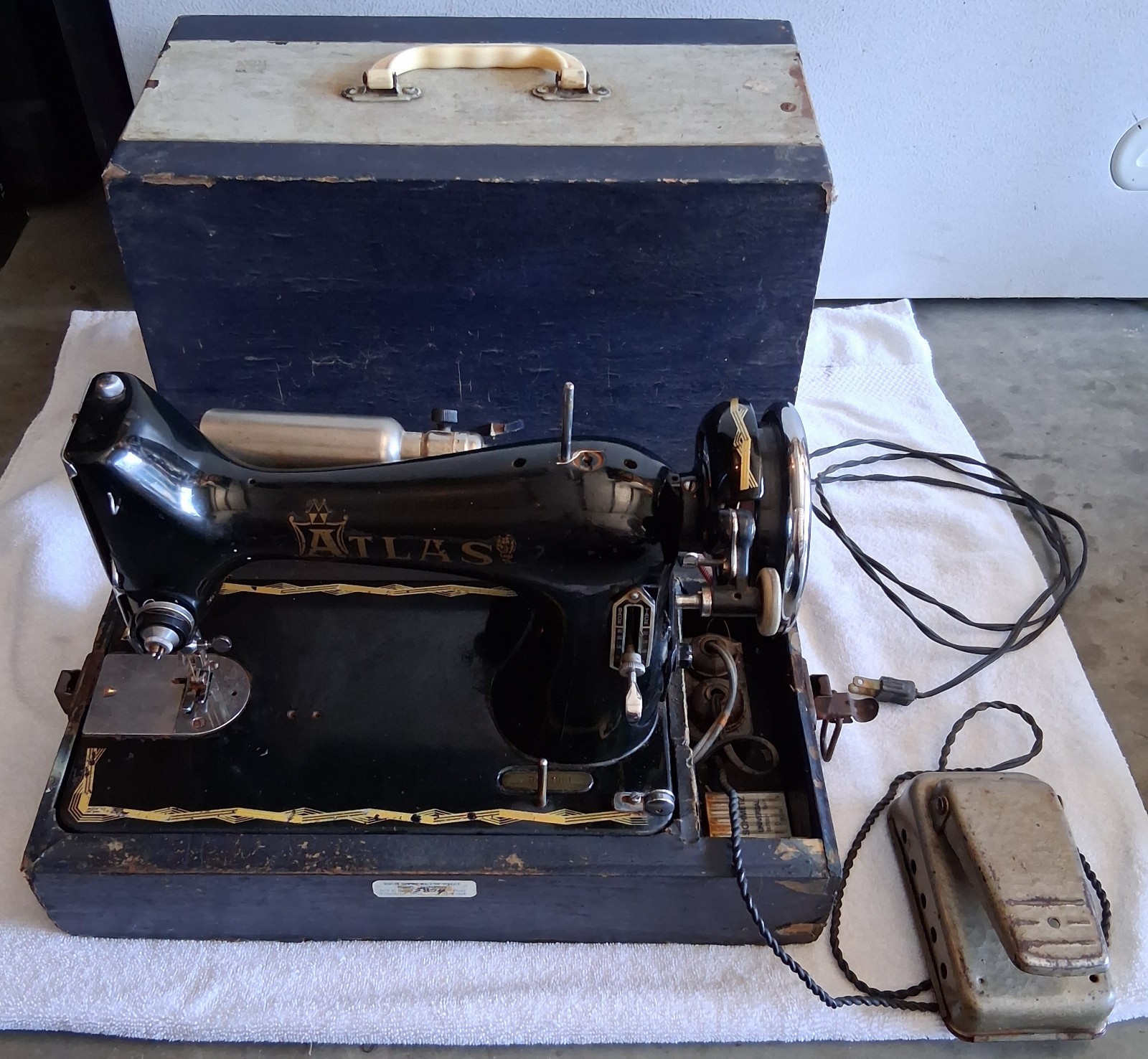 Very Rare 1958 Atlas Black And Gold Sewing Machine Very Rare 1958 Atlas Black And Gold Sewing Machine