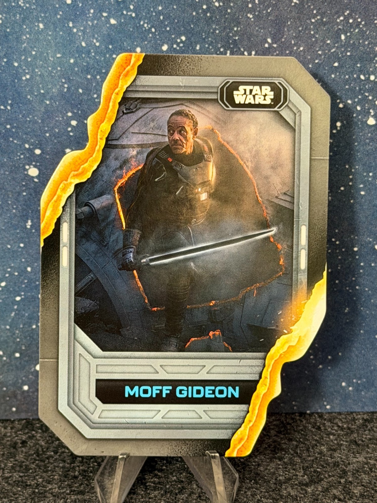 2023 Topps Star Wars Flagship Lightsaber Stylings #LS-17 Moff Gideon 💎 2023 Topps Star Wars Flagship Lightsaber Stylings #LS-17 Moff Gideon 💎