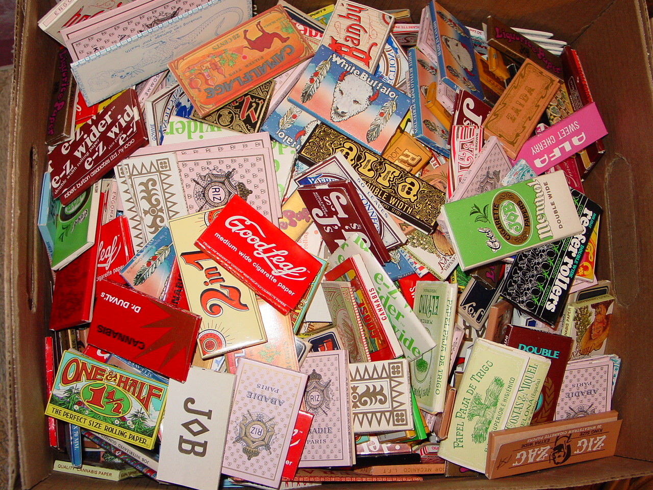 CIGARETTE ROLLING PAPERS VINTAGE 1970's STORED FRESH & DRY LOT of 50 SUPER SALE CIGARETTE ROLLING PAPERS VINTAGE 1970's STORED FRESH & DRY LOT of 50 SUPER SALE