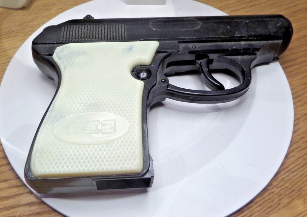 PEZ Pistol HARD TO FIND GUN VINTAGE RARE Candy Shooter Cream Grips PEZ Pistol HARD TO FIND GUN VINTAGE RARE Candy Shooter Cream Grips