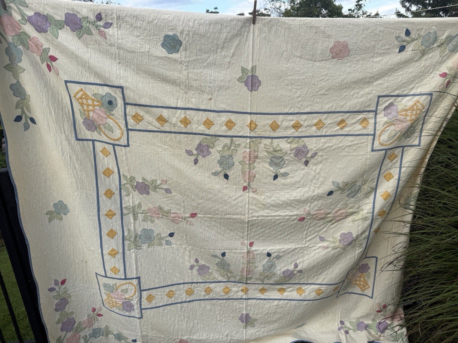 Beautiful Vintage Appliqué Quilt 80 X 94