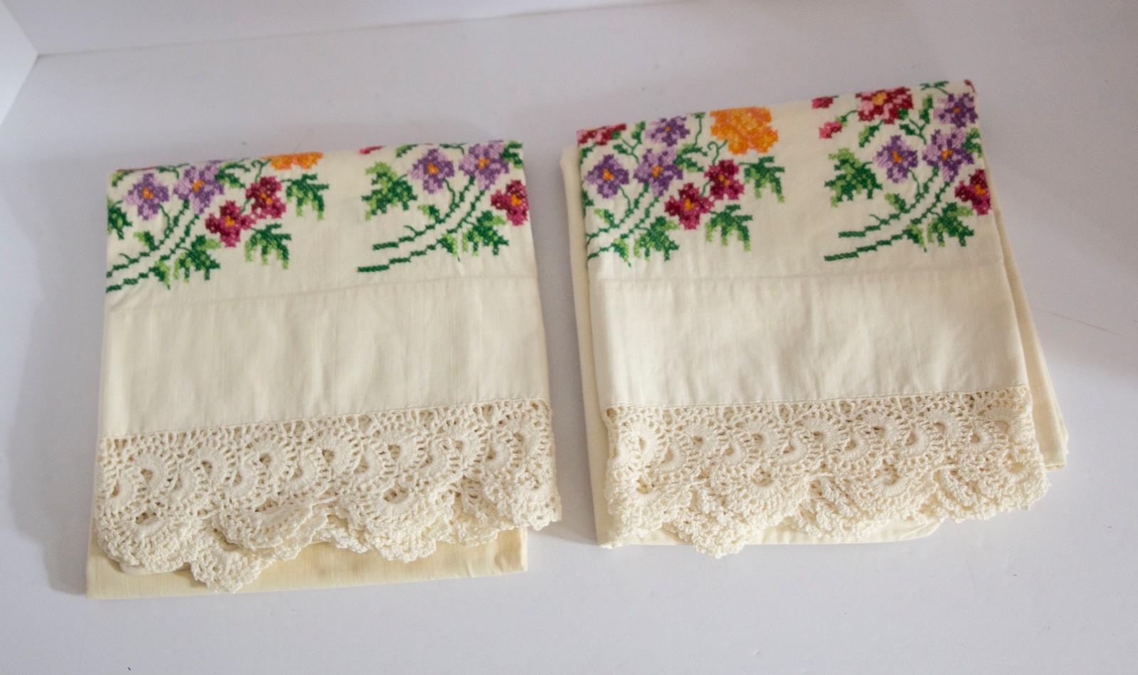 (2) Vtg Hand Embroidered Pillowcases With Crocheted Lace Trim-LN (2) Vtg Hand Embroidered Pillowcases With Crocheted Lace Trim-LN