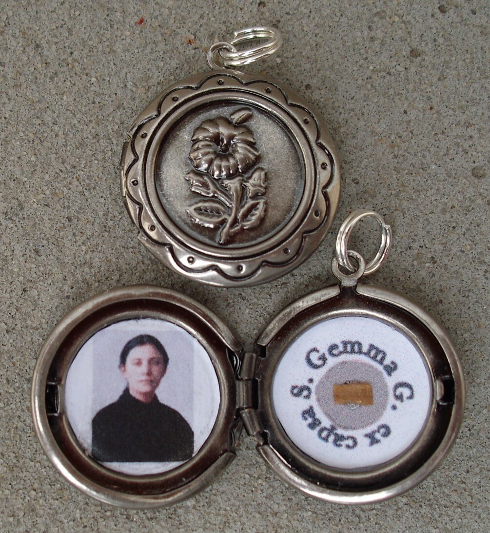 St Gemma antique relic locket--Stunningl St Gemma antique relic locket--Stunningl