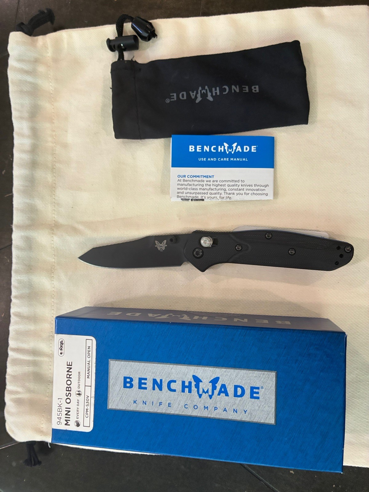 Benchmade 945BK-1 Mini Osborne CPM-S30V G10 Axis Reverse Tanto Plain Benchmade 945BK-1 Mini Osborne CPM-S30V G10 Axis Reverse Tanto Plain