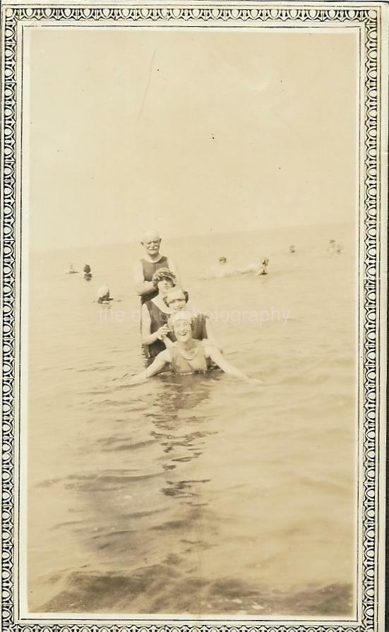 Found ANTIQUE PHOTOGRAPH bw A DAY AT THE BEACH Original VINTAGE JD 110 5 M