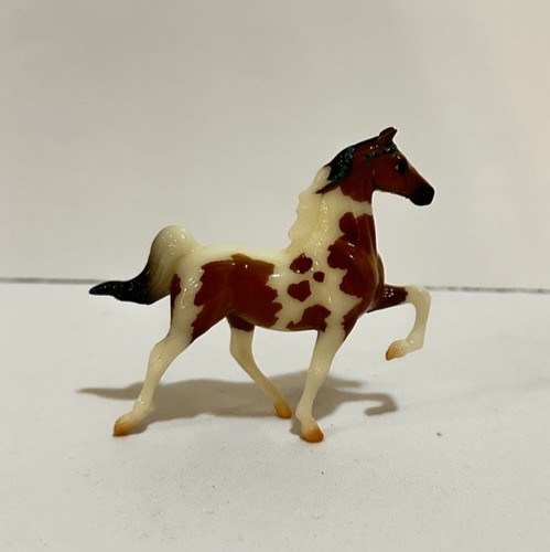 Breyer 2018 Stablemates Club Raleigh #712248 Light Bay Tobiano Standardbred Breyer 2018 Stablemates Club Raleigh #712248 Light Bay Tobiano Standardbred