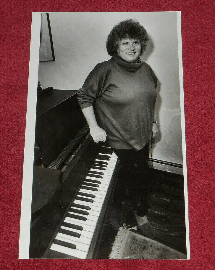 1990 Press Photo Ellen Friedman Folk Concert Promoter At Home Massachusetts