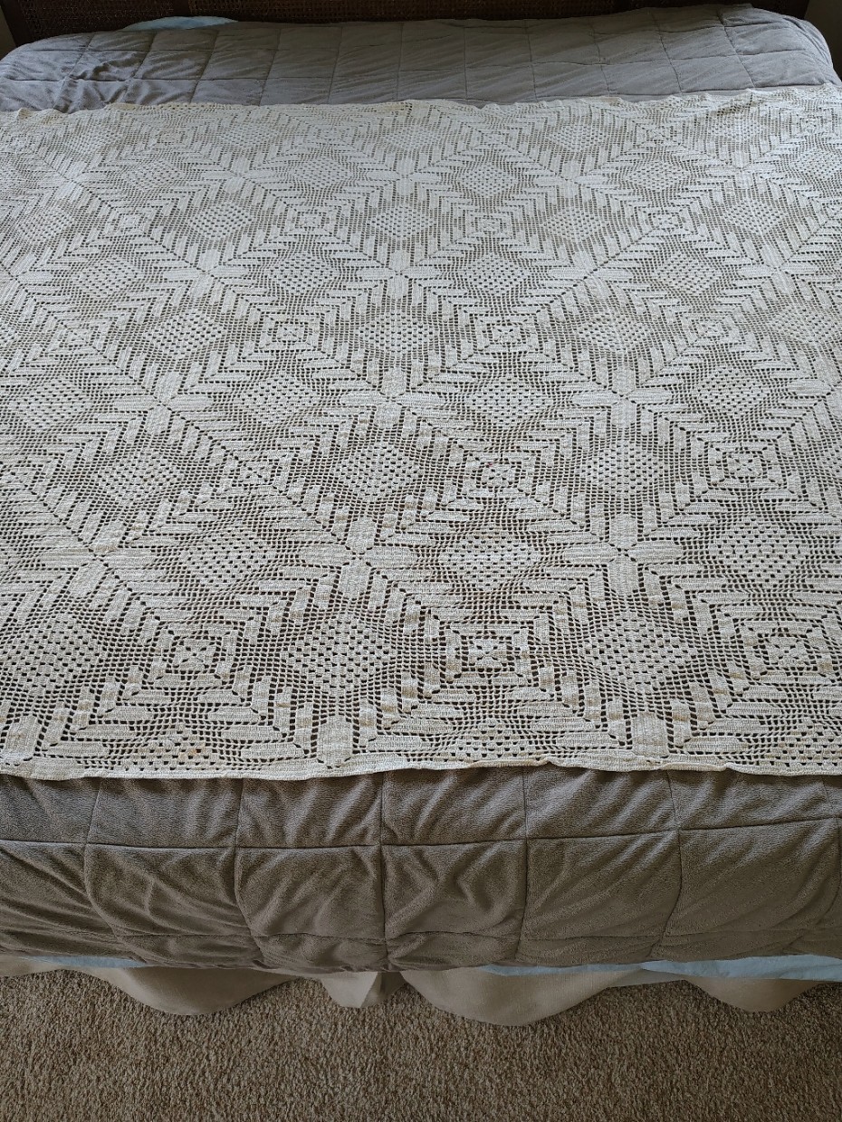 Vintage Hand CROCHETED LACE Ecru Off-White Coverlet 72 in x 57 in Diamond Motif