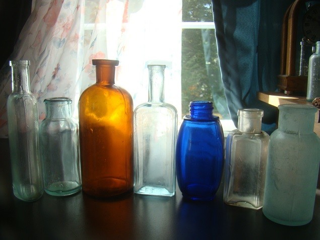 ANTIQUE 7 PIECE EARLY COLOR APOTHECARY-MEDICINE BOTTLE LOT