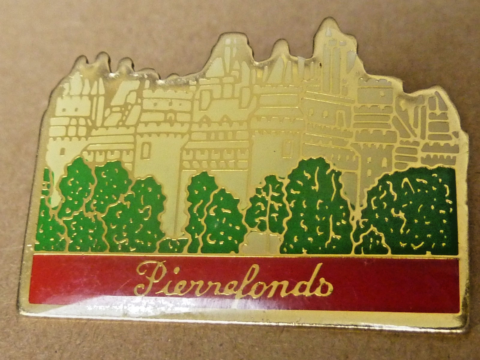 pin's pins badge city village tourism Chateau de Pierrefonds Tab 2