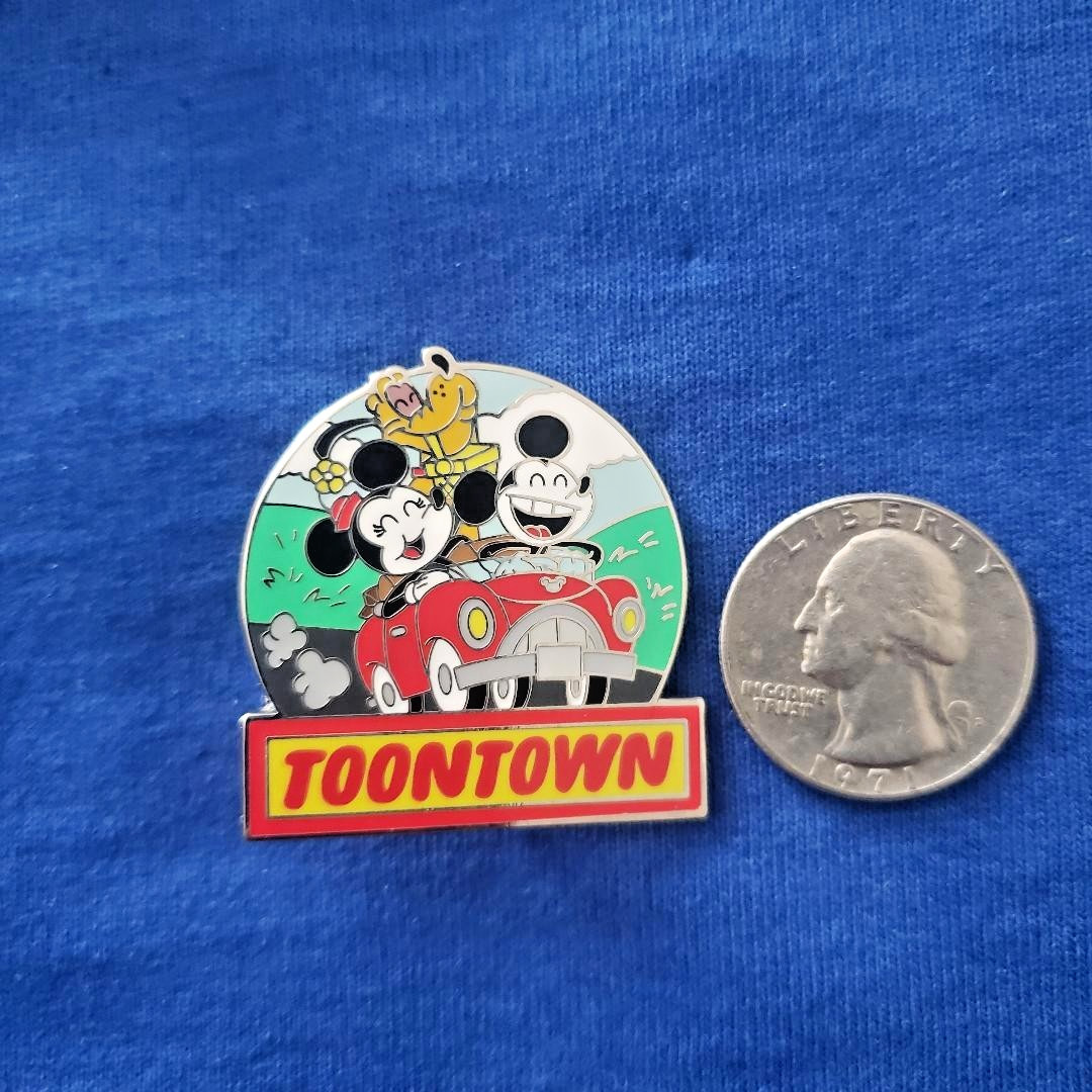 DLR - Mickey Minnie and Pluto - ToonTown DISNEY PIN DLR - Mickey Minnie and Pluto - ToonTown DISNEY PIN