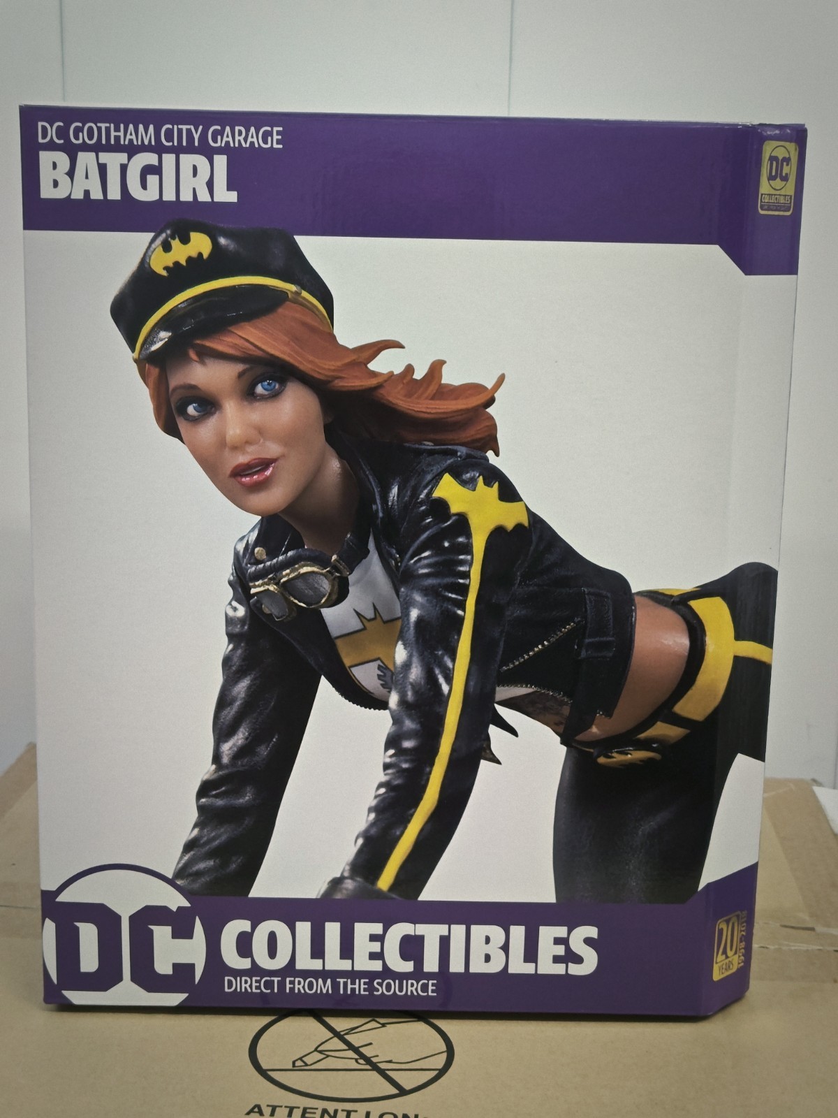 DC Collectibles Batgirl Gotham City Garage 1:6 Polystone Statue LE 11.75 in DC Collectibles Batgirl Gotham City Garage 1:6 Polystone Statue LE 11.75 in