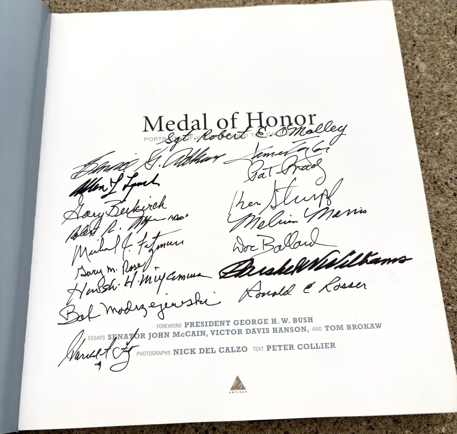 18 MEDAL OF HONOR Recipients SIGNED Book Portraits Of Valor 18 MEDAL OF HONOR Recipients SIGNED Book Portraits Of Valor