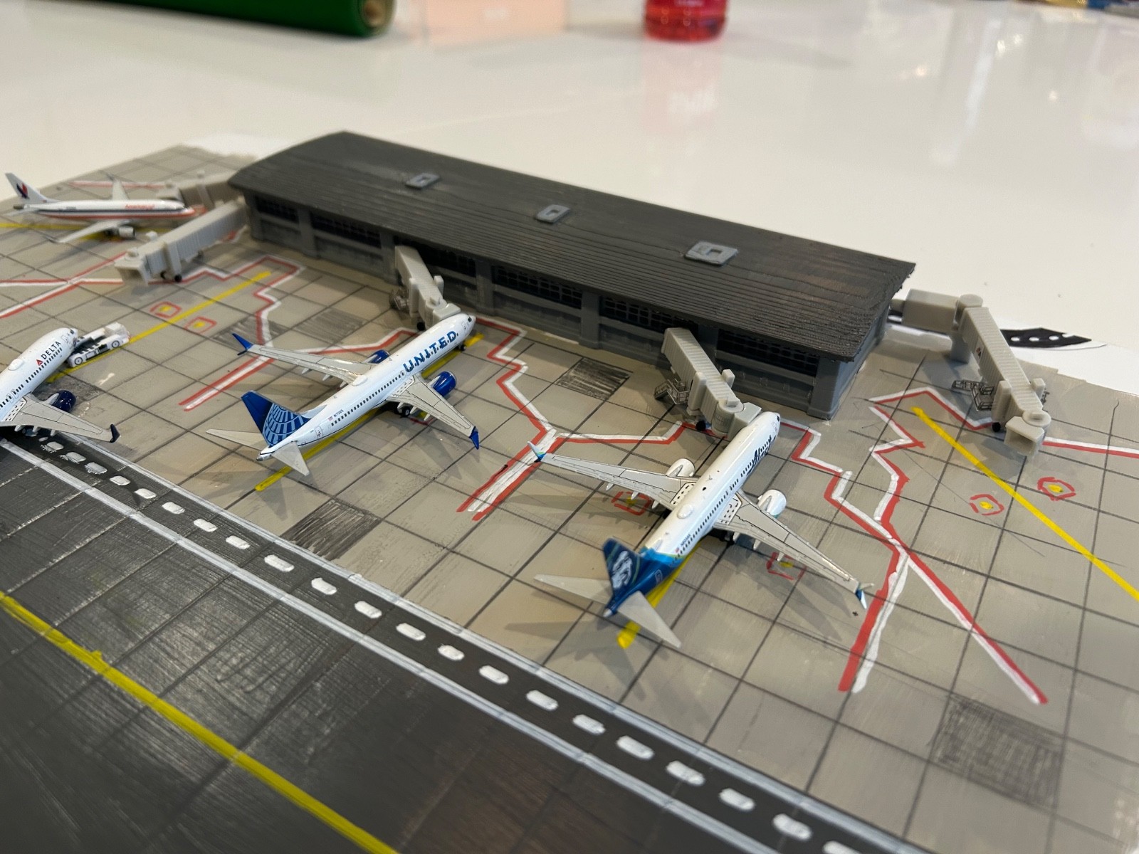 1:400 Scale Model Airport Terminal (With Jetbridges | 5 ) Fits Up To 5 Aircraft.