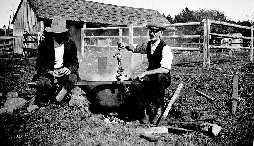 Nietta Tasmania 1934 Two men boiling rabbits in a copper Australia OLD PHOTO