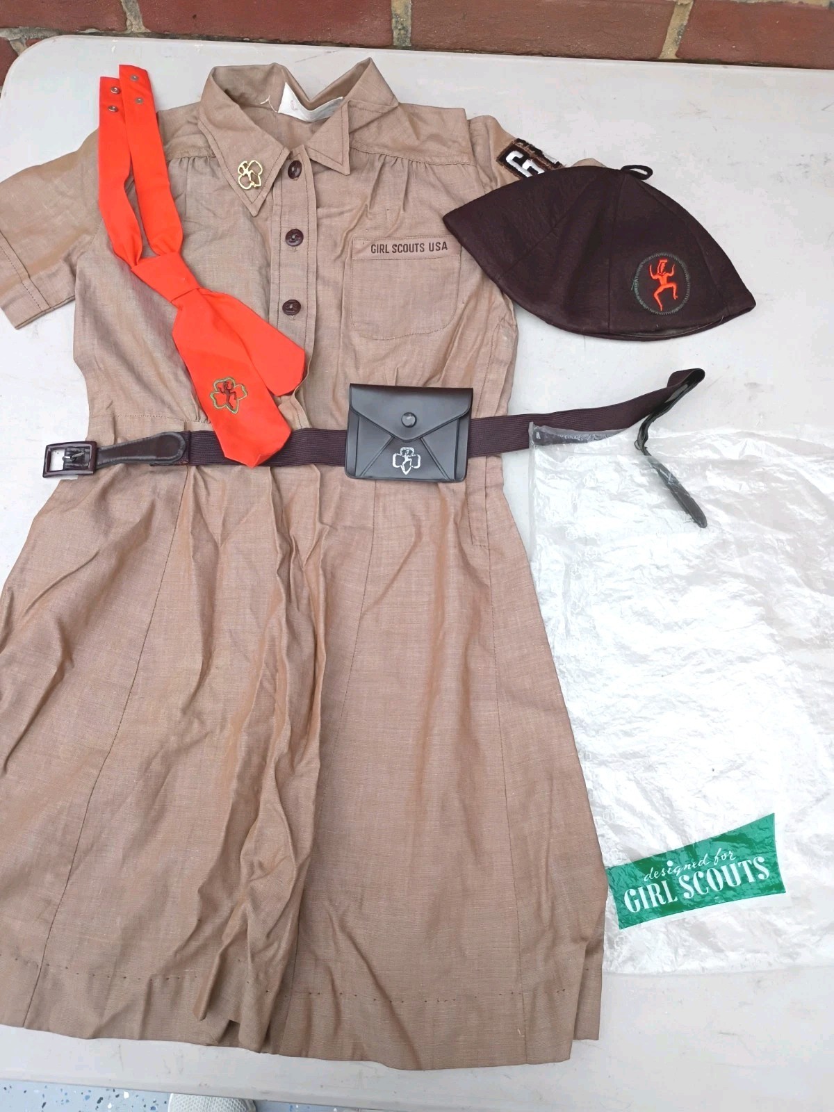 VINTAGE GIRL SCOUT BROWNIE UNIFORM WITH ORIGINAL HAT COINPURSE BELT TIE AND BAG