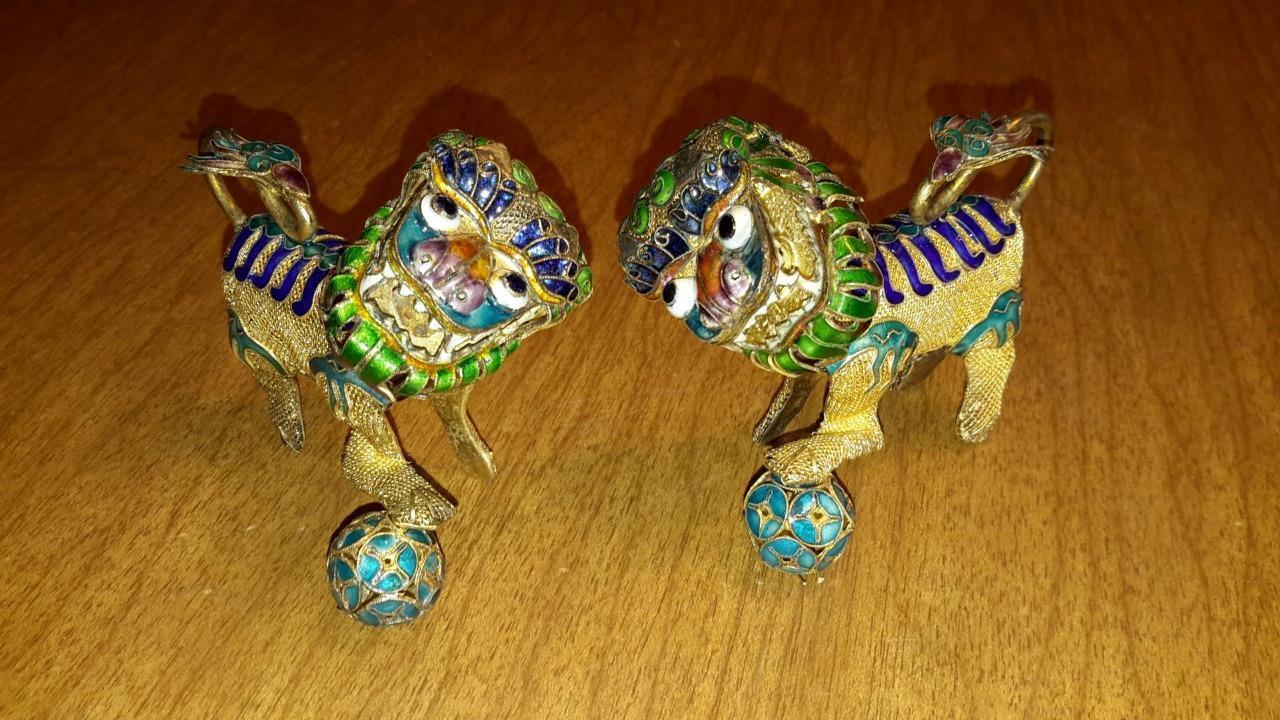 PAIR OF SMALL CLOISONNE FOO DOGS WITH BOBBLE / WIGGLY HEADS 040JD