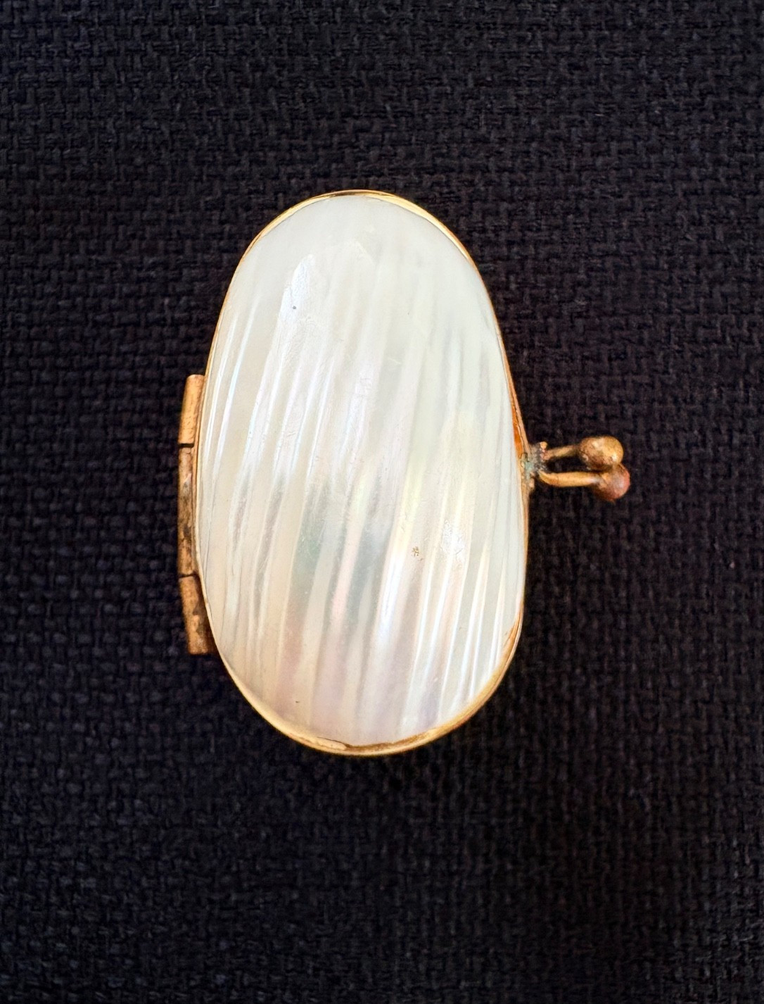 Vintage Natural Mother of Pearl Polished Clam Shell and Brass Trinkek Pill Box Vintage Natural Mother of Pearl Polished Clam Shell and Brass Trinkek Pill Box