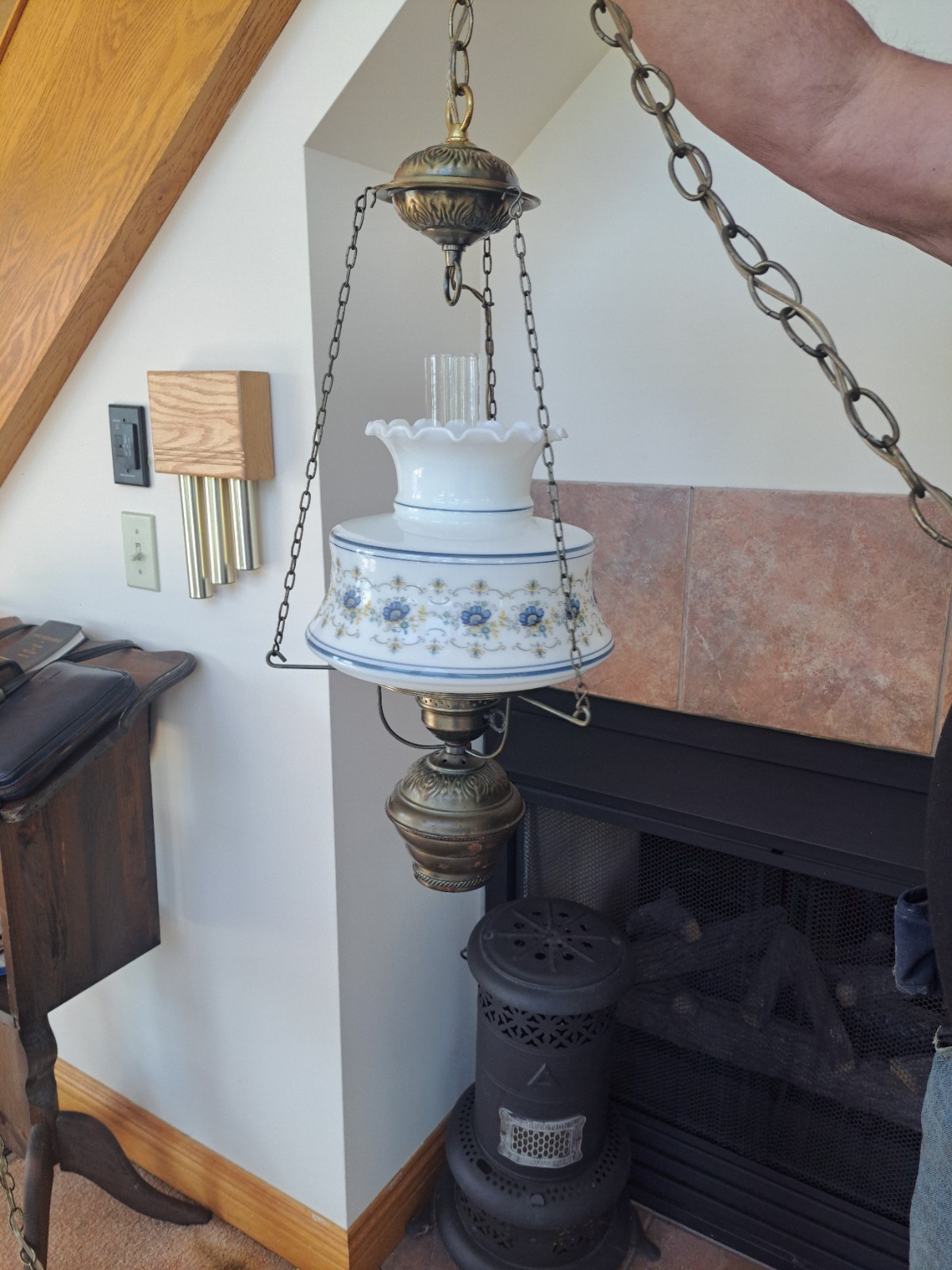 Quoizel Abigail Adams Vintage Floral Blue & White Light Swag Hanging Fixture Quoizel Abigail Adams Vintage Floral Blue & White Light Swag Hanging Fixture