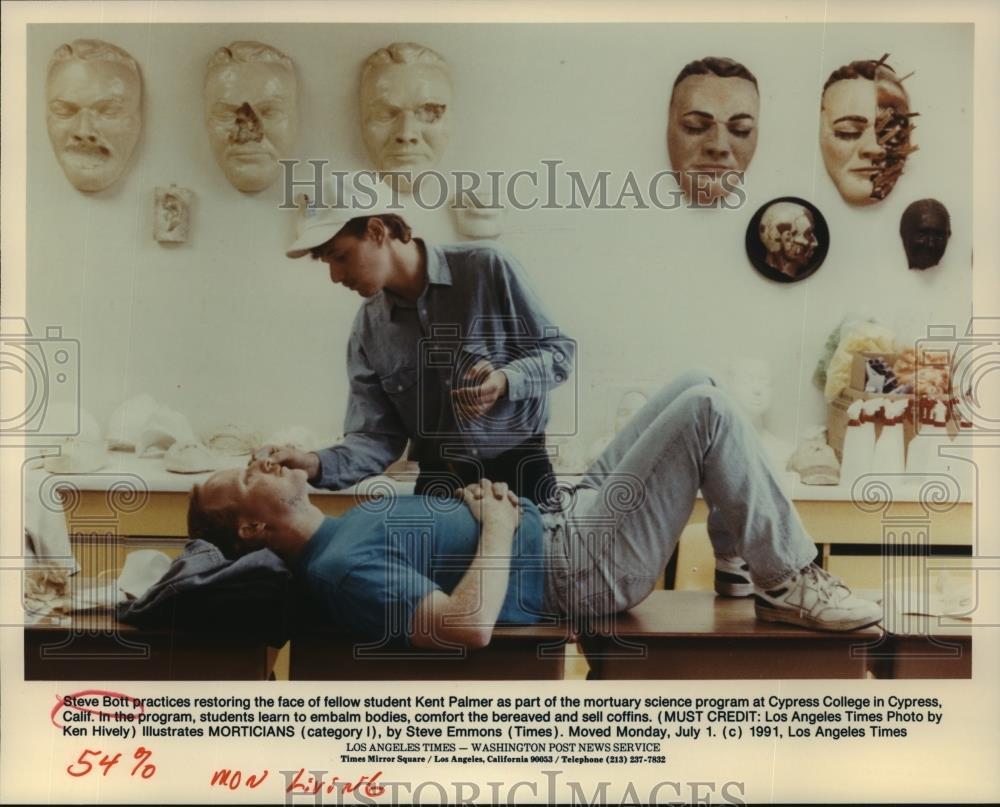 1991 Press Photo Steve Bott and Kent Palmer at the mortuary science program 1991 Press Photo Steve Bott and Kent Palmer at the mortuary science program