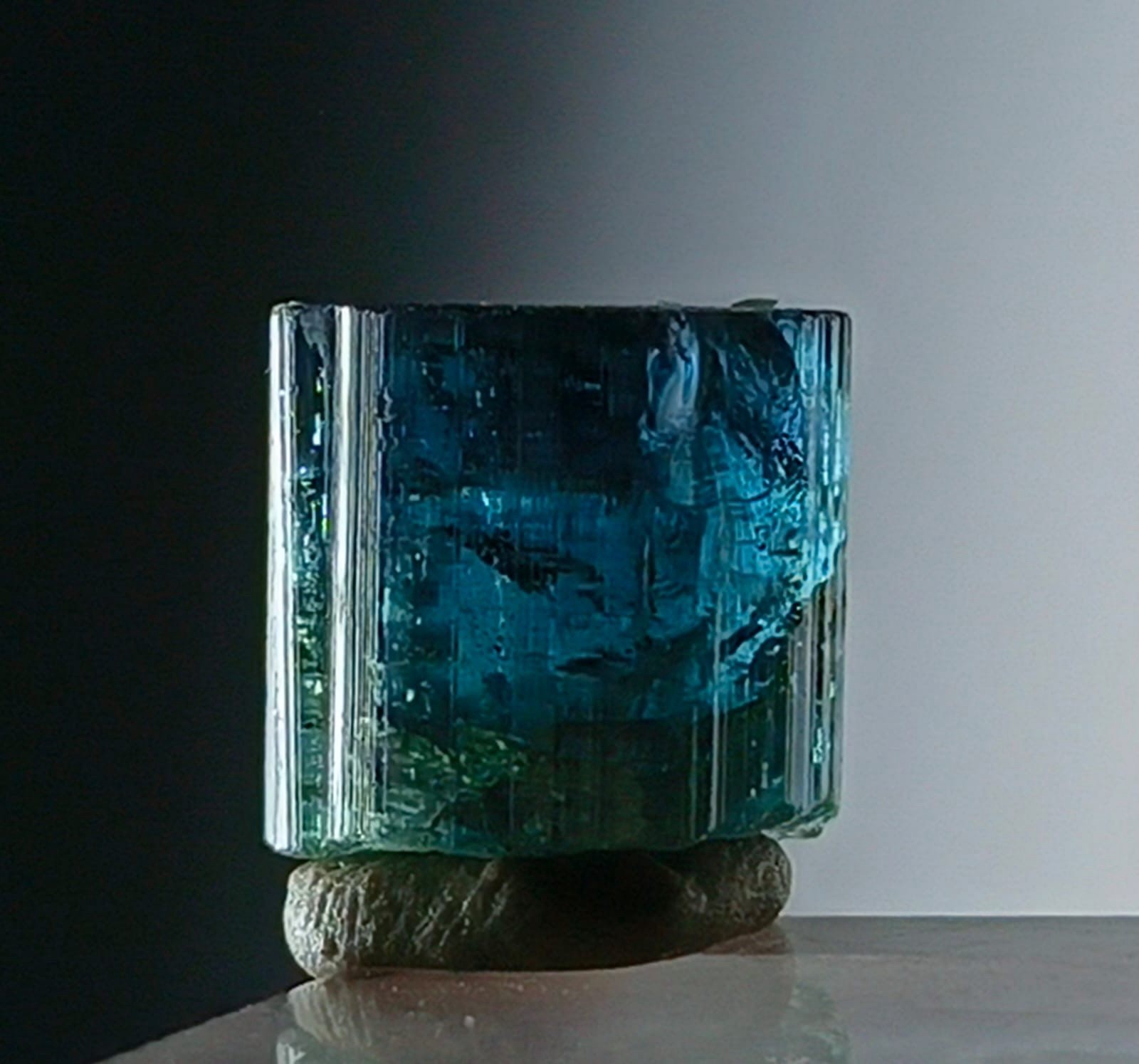 Naturel Indicolite Terminated Tourmaline Crystal Naturel Indicolite Terminated Tourmaline Crystal