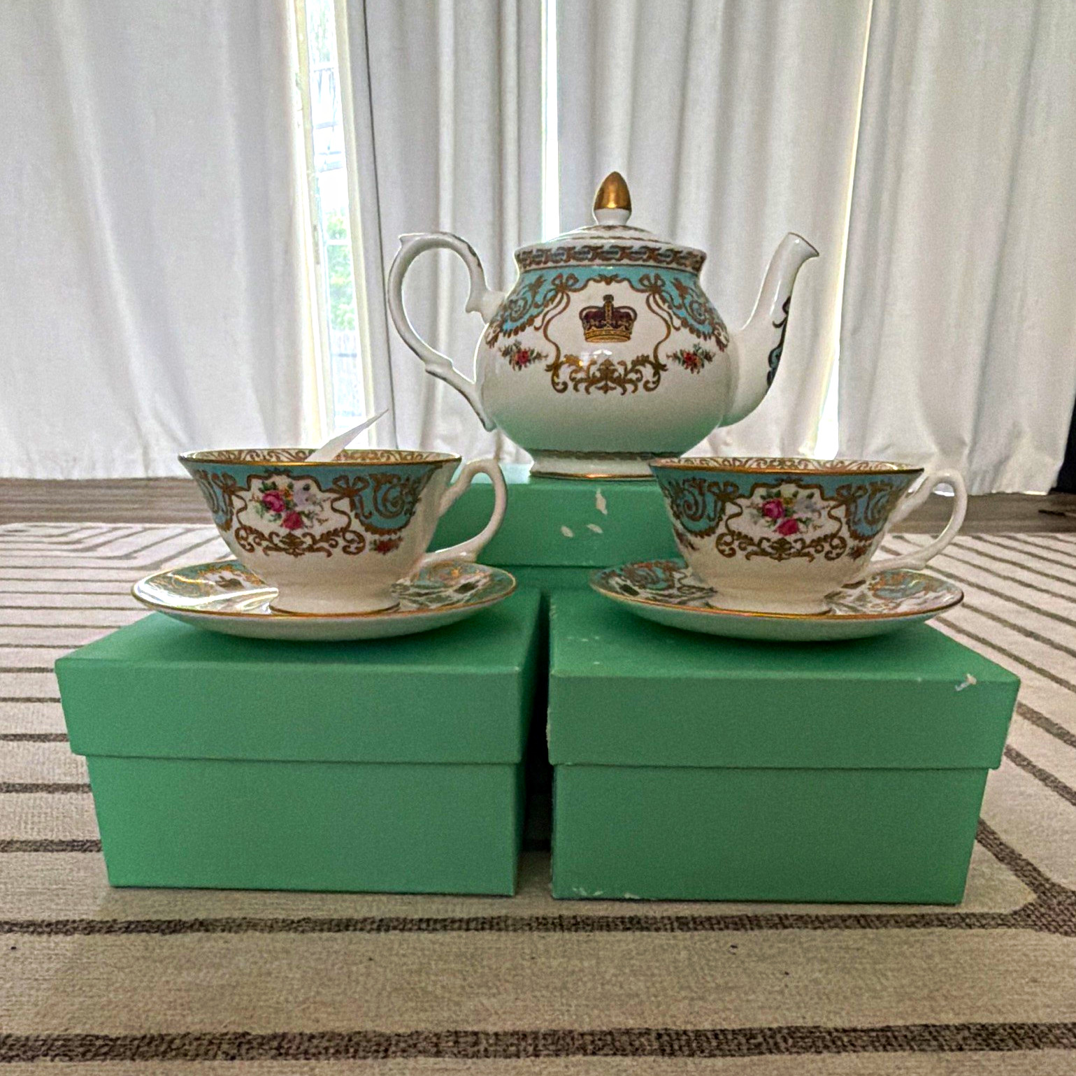 Historic Royal Palace Tea Set Fine Bone China England 22K Gold Teapot Cups Boxed Historic Royal Palace Tea Set Fine Bone China England 22K Gold Teapot Cups Boxed