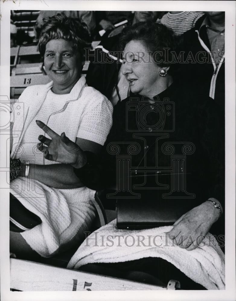 1979 Press Photo Mrs David Collins, Blanche McDanel at a sports event 1979 Press Photo Mrs David Collins, Blanche McDanel at a sports event