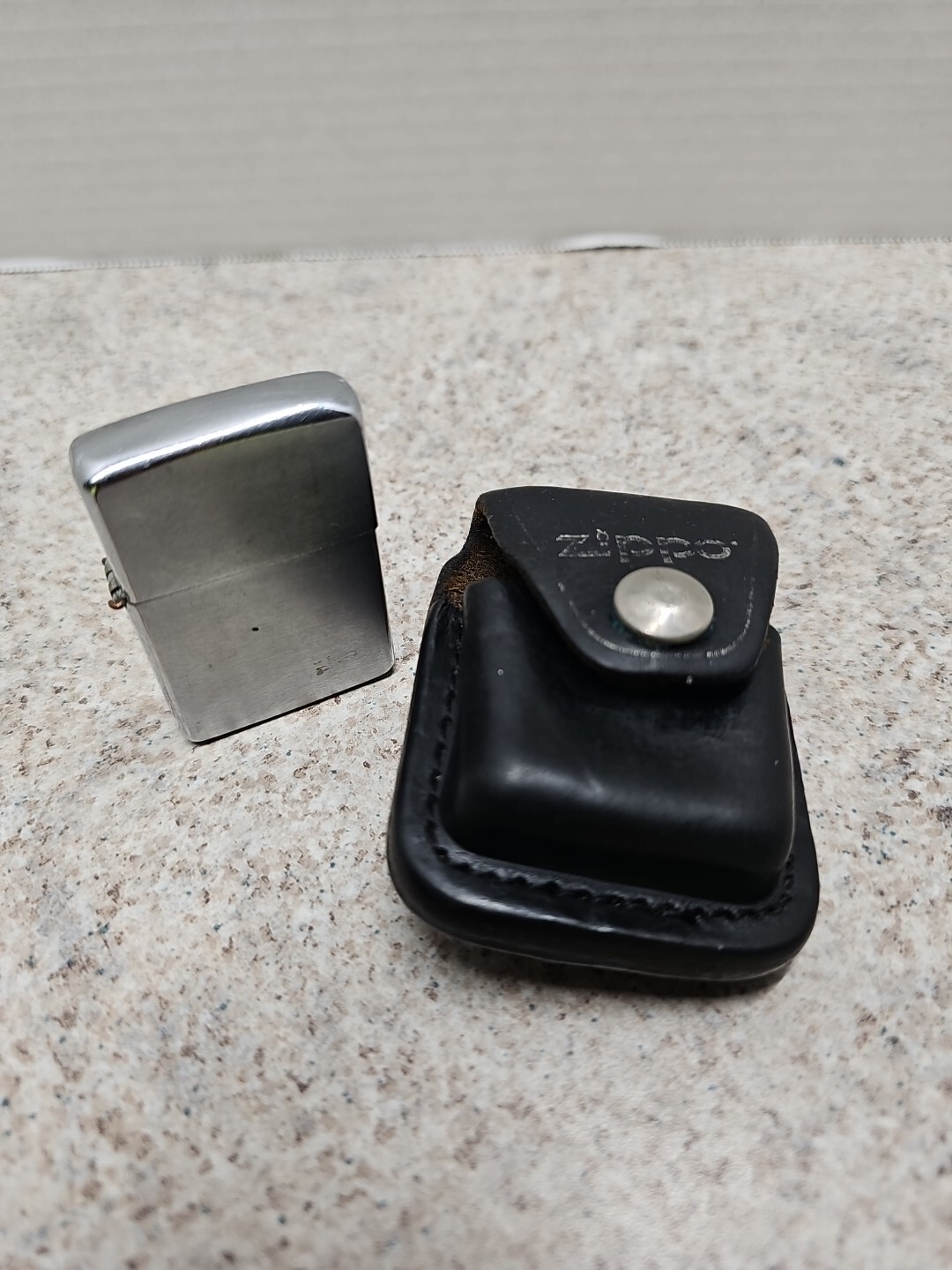 Vintage 1977 ||| ZIPPO || With Black Leather Case For Belt Vintage 1977 ||| ZIPPO || With Black Leather Case For Belt