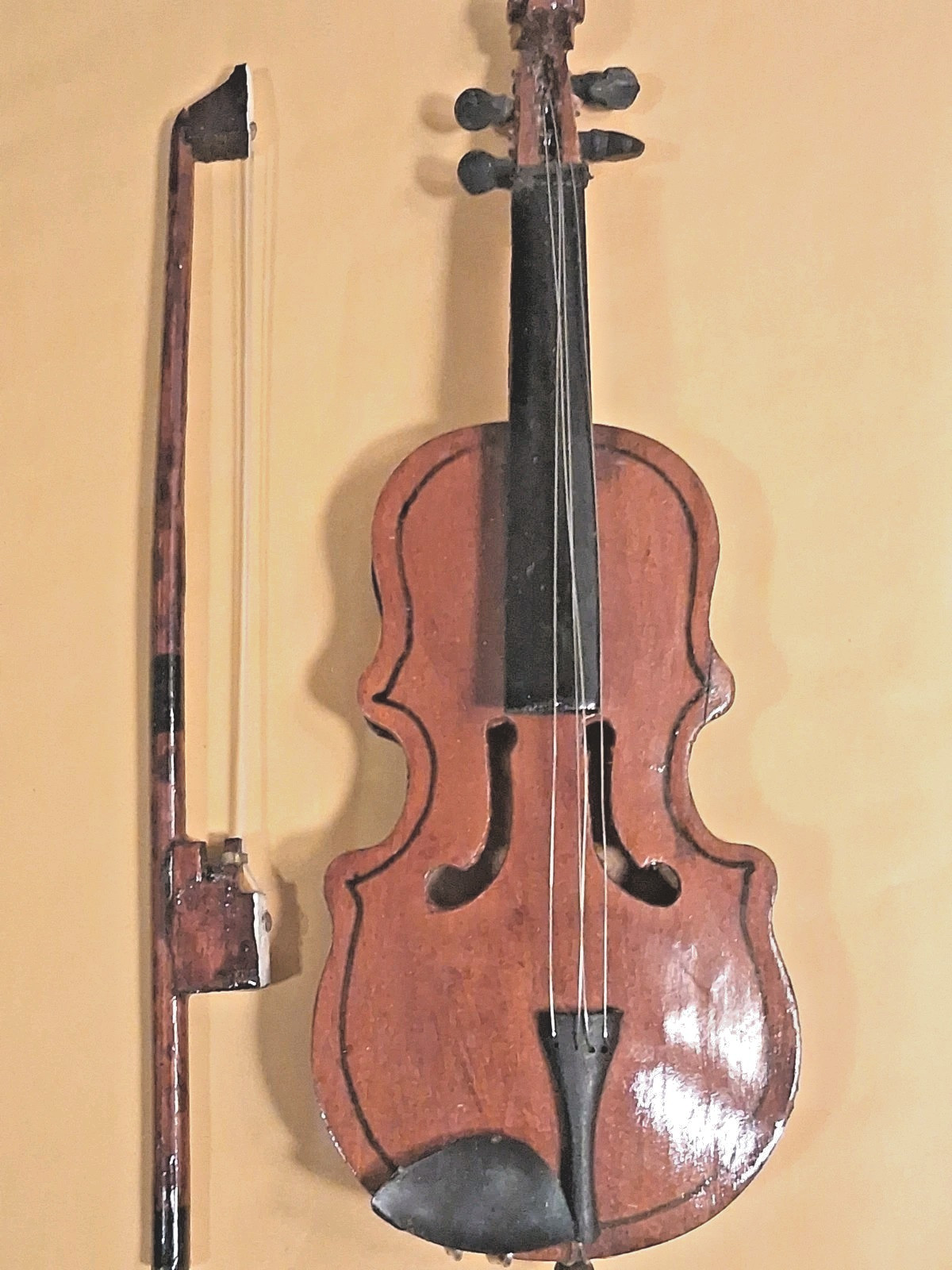 cute miniature violin w/out case/in great condition