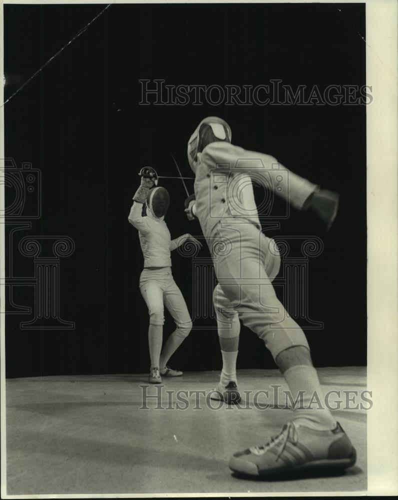 1975 Press Photo Fencing player Stuart Allen attacks with lunging head cut 1975 Press Photo Fencing player Stuart Allen attacks with lunging head cut