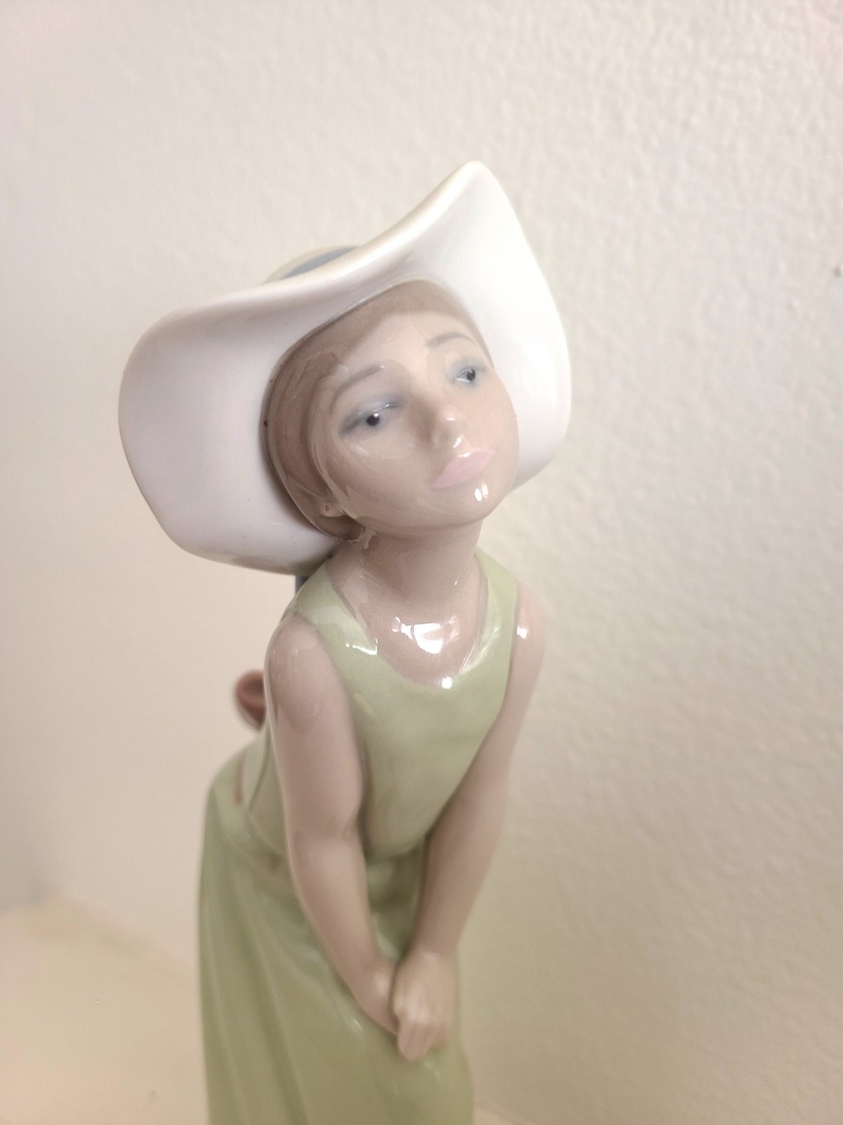 Lladro Curious Girl with Straw Hat (Vintage) #5009 Lladro Curious Girl with Straw Hat (Vintage) #5009